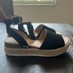 *MOVING 5/13-MUST SELL* Girls sandals wedges size 2